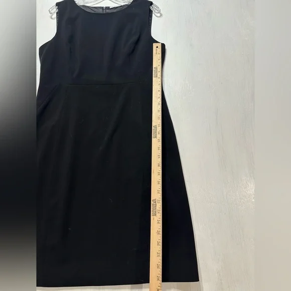 T Tahari Black Sleeveless Sheath Dress Women’s Size 12 Classic Little Black Dres - Picture 9 of 9